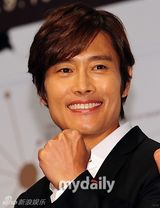 组图：李秉宪赵敏秀出席大钟颁奖礼新闻发布会