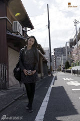 幻灯：赵子惠日本优雅写真 迷人姿态一改军旅形象