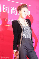 组图：贾青时尚盛典剑走偏锋 酷帅亮相闪耀红毯