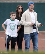 组图：贝克汉姆夫妇带儿子踢足球 场面温馨