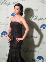 组图：范冰冰戛纳出席珠宝活动 抹胸礼服显高贵