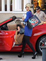 高清组图：帕丽斯-希尔顿和妹妹驾车外出购物