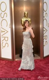 组图：詹尼佛-加纳银色流苏礼服紧身秀身材