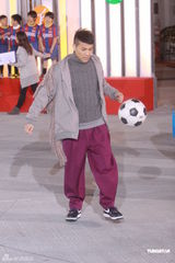 组图：刘璇香港变身主持人 打扮时尚“熊猫”袜出彩