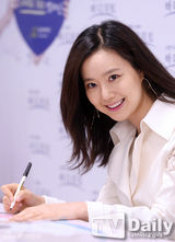 组图：韩星文彩媛白衣飘飘清新亮相签名会