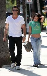 幻灯图：梅根-福克斯婚后体态苗条 夫妻逛街秀恩爱