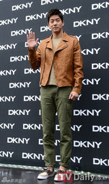 组图：少时Tiffany亮相时装展 宋茜高叉裙性感