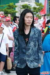 组图：赵薇庆祝香港回归 手举红旗头戴运动帽