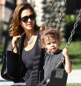 组图：杰西卡-阿尔芭与女儿一同荡秋千现甜蜜瞬间