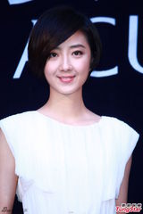 组图：桂纶镁长裙亮相代言优雅文静