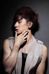 组图：至上励合拍时尚大片 显露熟男气质