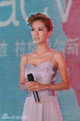 组图：李念亮相杭州代言 金发造型尽显潮范儿 