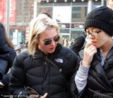 幻灯图：余男素颜现身柏林街头 与齐薇格亲热午餐