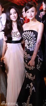 高清图：霍思燕梦幻公主装现身 秦岚拦腰秀“恩爱”