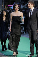 组图：《三个火枪手》开幕东京 乔沃维奇美艳亮相