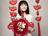组图：张佳宁贺岁大片曝光 红火送“福”气