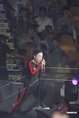 组图：黄贯中开唱未见朱茵 陈豪黄德斌助阵