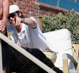 幻灯图：朱莉皮特携儿子海滩办派对共享天伦