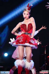 组图：蔡依林圣诞爆乳装抢镜 又唱又跳秀美腿