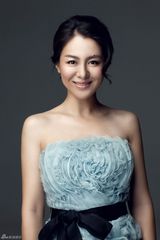 组图：沈傲君清新淡雅写真 影后绽放自信笑容