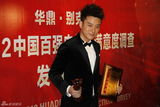 组图：贾乃亮李小璐手捧奖杯亮相华鼎奖后台