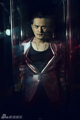 组图：边原拍摄金属感写真诠释都市品质男人