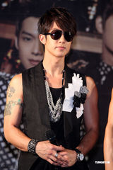 组图：飞轮海签唱会燃“胜利之火” 炎亚纶因病缺席