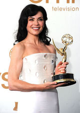 组图：艾美奖后台 玛格丽丝夺视后开心比V