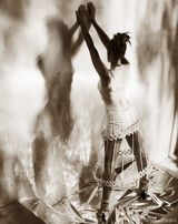 组图：47岁辛迪-克劳馥大片 美腿翘臀性感依旧