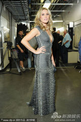 组图：乡村音乐电视奖后台 安德伍德未婚夫秀甜蜜