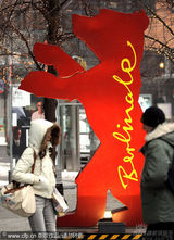 柏林电影节会场布置有序 工作人员认真喷涂金熊Logo