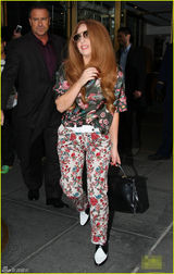 组图：Lady Gaga变身花姐 装束雷人似市井大妈