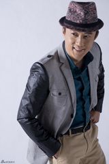 组图：王新搞怪写真展时尚雅痞风