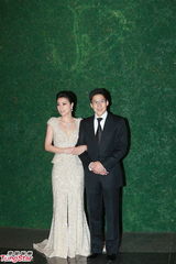 组图：晶刚香港婚宴 郭晶晶坠钻礼服挽霍启刚亮相