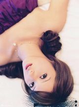 组图：佐佐木希玩变装秀 穿旗袍抱熊猫