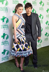 组图：米兰达赴奥斯卡预热派对 与老公打情骂俏