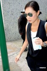 高清组图：陈奕迅夫妇与彭羚送爱女返校复课