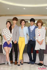 组图：唐禹哲Darren搞笑逗趣 新剧上演滚床秀