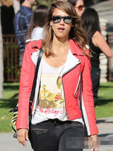 组图：杰西卡阿尔芭公园散步 街边俯身美胸走光