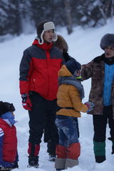 组图：《爸爸》爸爸们全副武装 冰天雪地劈木头