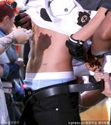 组图：贾斯汀-比伯热演引疯狂 撩衣秀腹肌