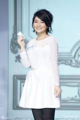 组图：Selina复出代言白裙黑丝袜亮相