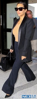 组图：卡戴珊肉色衣打底似没穿 老公贴心拎大包