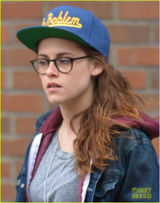 组图：克里斯汀-斯图尔特戴棒球帽 神似阿拉蕾