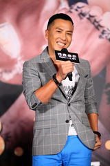 组图：《特殊身份》公布档期 甄子丹泪洒现场