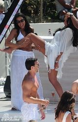 组图：F1总裁千金大婚奢靡派对 吻同性入水走光