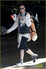 组图：50岁黛米-摩尔瑜伽勤保养 素颜也精神