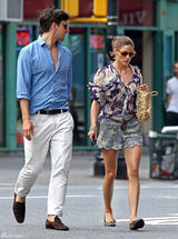 组图：奥利维亚-巴勒莫荷叶边热裤现身