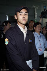 组图：阮经天教育局报到服役 被指为女友选“爽缺”