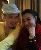 幻灯图：张柏芝脸颊爆肥上海探霆锋 忍泪暂别爱儿